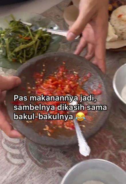 Makan di rumah orang.