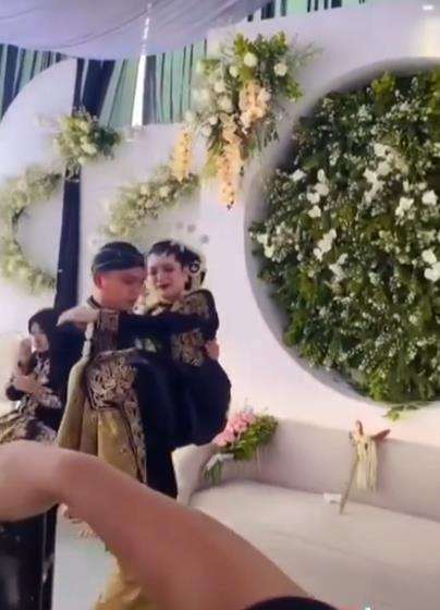 Kisah haru pengantin wanita digendong di hari pernikahannya.