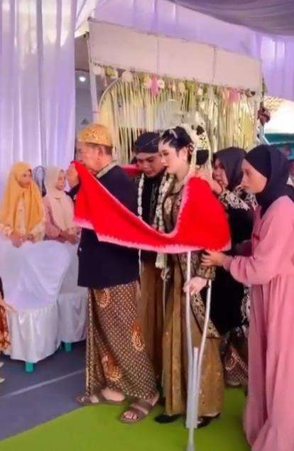 Kisah haru pengantin wanita digendong di hari pernikahannya.