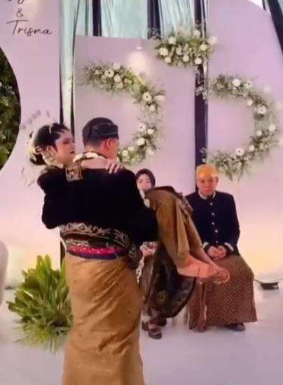 Kisah haru pengantin wanita digendong di hari pernikahannya.