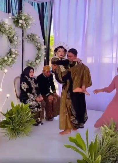 Kisah haru pengantin wanita digendong di hari pernikahannya.