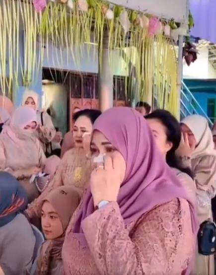 Kisah haru pengantin wanita digendong di hari pernikahannya.