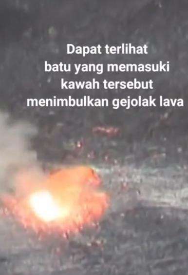 Iseng lempar batu ke dalam kawah gunung berapi.