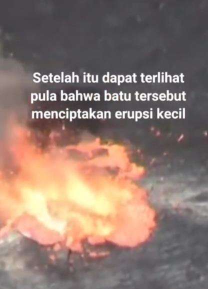 Iseng lempar batu ke dalam kawah gunung berapi.