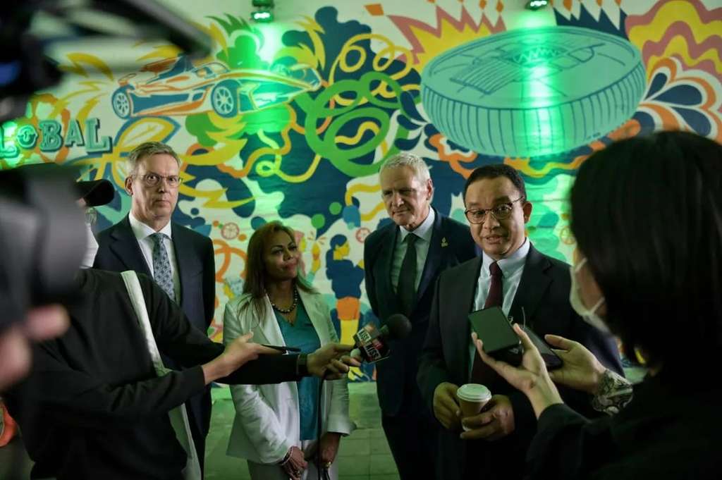 Gaya Anies Catwalk Ala Citayam Fashion Week