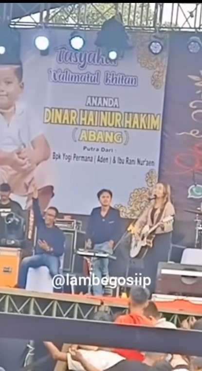 Dody Soedrajat dampingi Mayang nyanyi di atas panggung