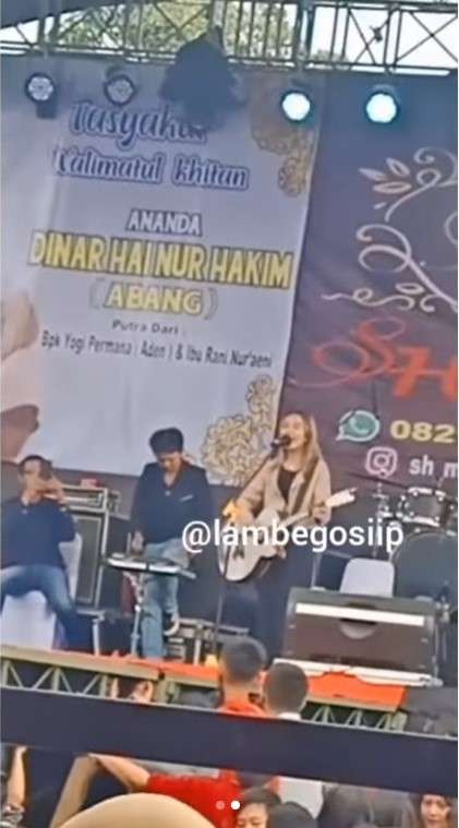 Dody Soedrajat dampingi Mayang nyanyi di atas panggung