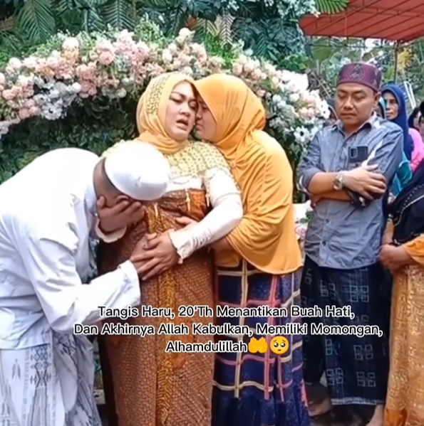 20 Tahun Menanti Kehamilan, Momen 7 Bulanan Ini Penuh Haru, Keluarga dan Tamu Banjir Air Mata