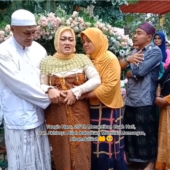 20 Tahun Menanti Kehamilan, Momen 7 Bulanan Ini Penuh Haru, Keluarga dan Tamu Banjir Air Mata