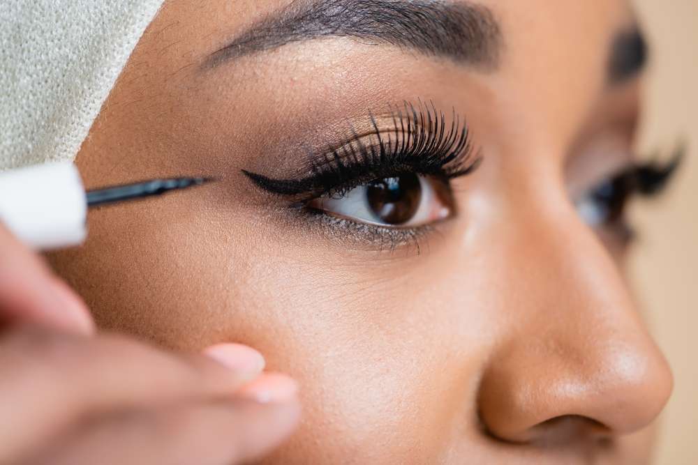 Memakai Eyeliner