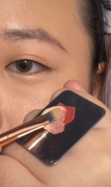 Mencampur Base Makeup dengan Lipstik