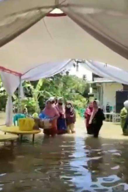 Viral resepsi pernikahan tetap digelar walaupun rumah dikepung banjir.