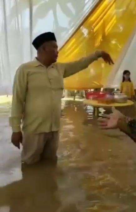 Viral resepsi pernikahan tetap digelar walaupun rumah dikepung banjir.