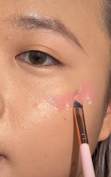 Memakai Blush
