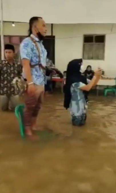 Viral resepsi pernikahan tetap digelar walaupun rumah dikepung banjir.