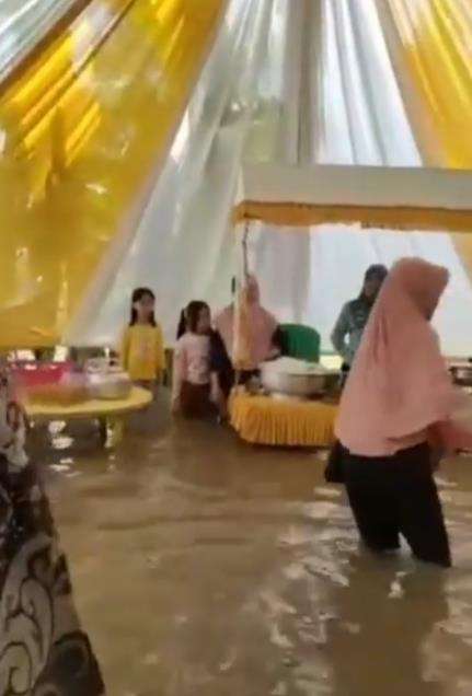 Viral resepsi pernikahan tetap digelar walaupun rumah dikepung banjir.