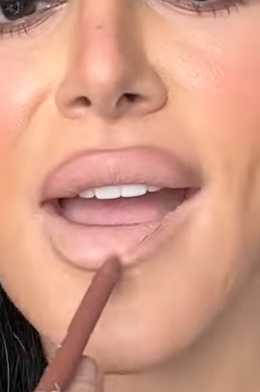 Memakai Lip Liner