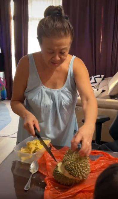 Tantangan belah durian di TikTok.