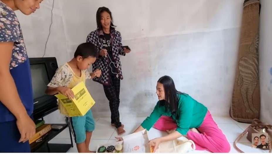Paula bawa makanan buat adik Bonge
