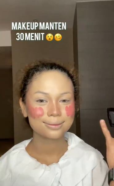 Menggunakan Highlight, Kontur, dan Blush