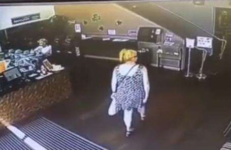 Masuk kafe wanita tak sadar buang hajat di lantai.