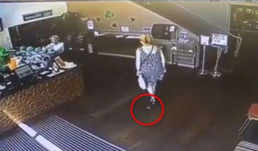 Masuk kafe wanita tak sadar buang hajat di lantai.