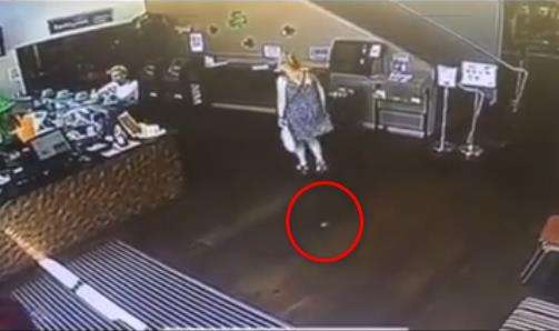 Masuk kafe wanita tak sadar buang hajat di lantai.