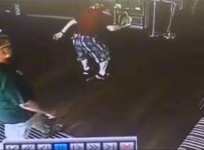 Masuk kafe wanita tak sadar buang hajat di lantai.