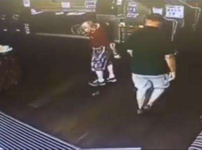 Masuk kafe wanita tak sadar buang hajat di lantai.