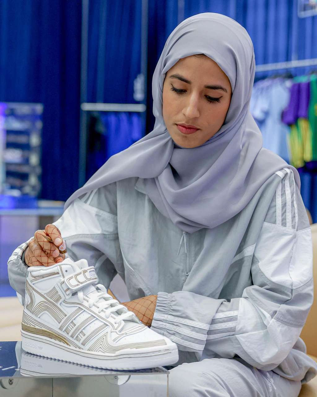 Seniman henna Dubai, Azra Khamissa