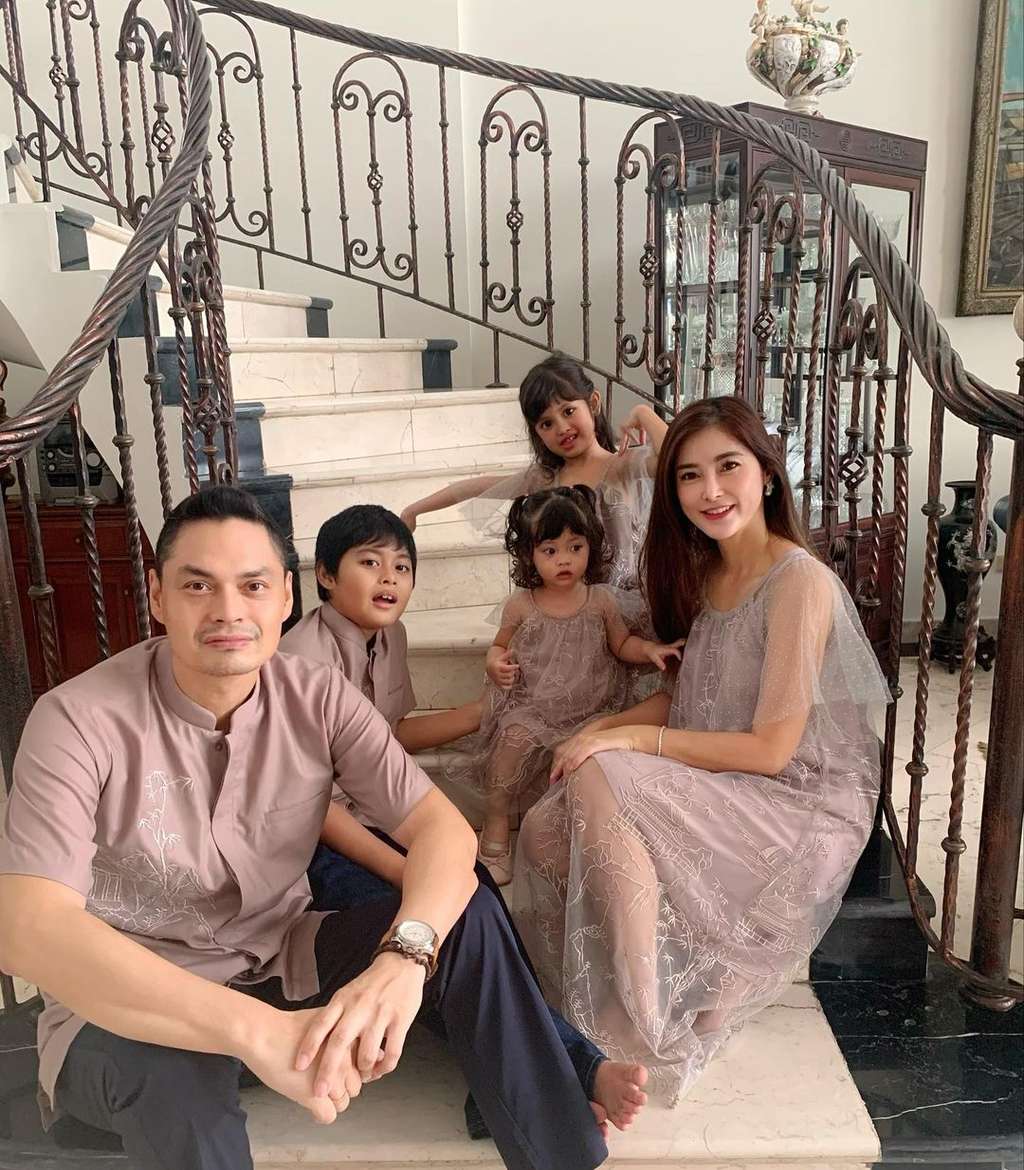 Eva Anindita bersama suami dan ketiga anaknya