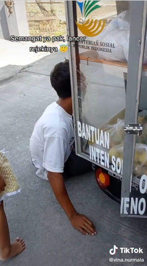 pria penjual buah keliling