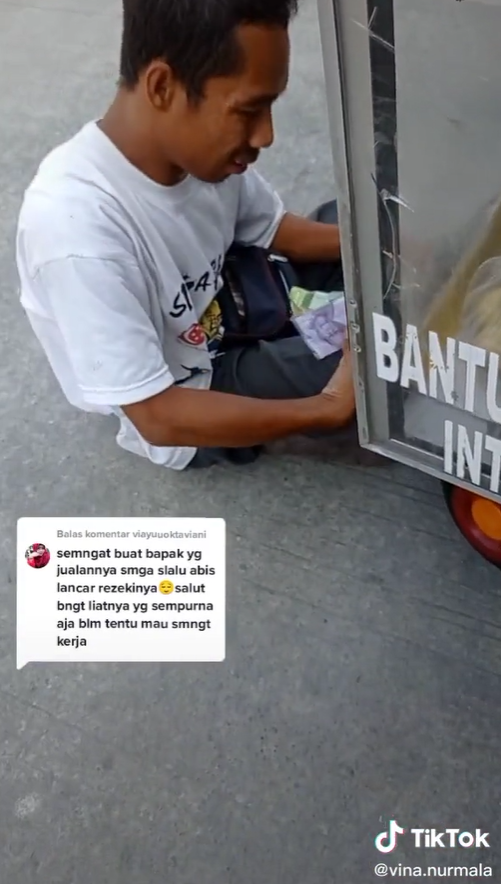 pria penjual buah keliling