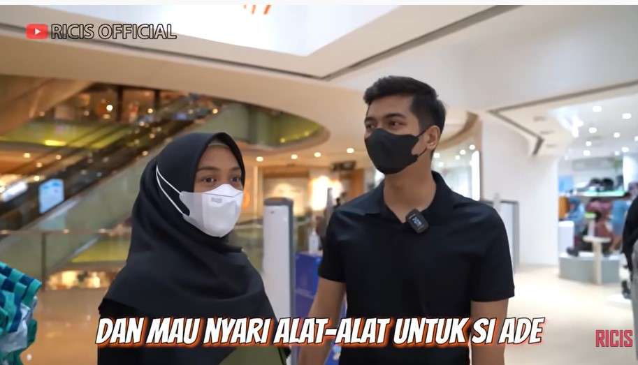 Potret Ria Ricis dan Teuku Ryan belanja keperluan bayi