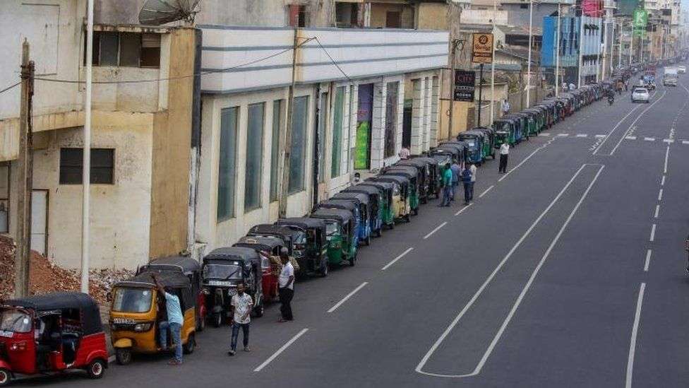 Antrean tuk tuk untuk mengisi bahan bakar di Sri Lanka