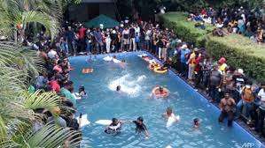 Massa demonstran bererang di kolam renang Istana Presiden