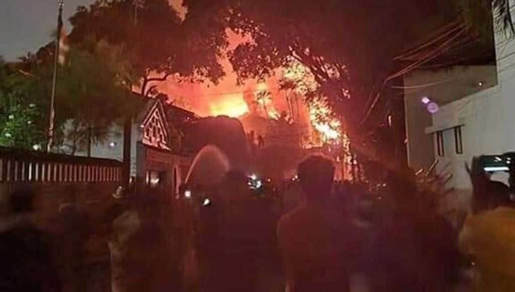 Rumah PM Ranil Wickremesinghe dibakar massa