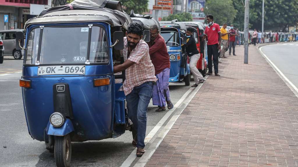 Anteran BBM di Sri Lanka Anteran BBM di Sri Lanka
