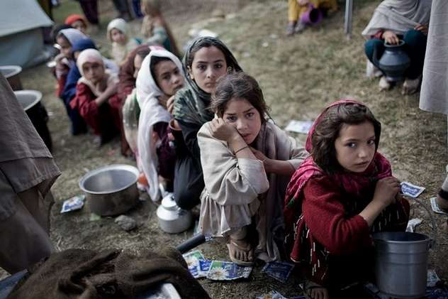 Anak-anak Pakistan tengah mengantre makanan Anak-anak Pakistan tengah mengantre makanan
