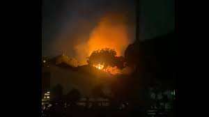 Rumah PM Ranil Wickremesinghe. dibakar massa Rumah PM Ranil Wickremesinghe. dibakar massa