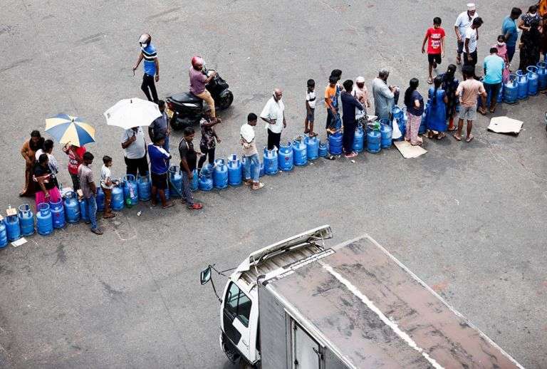 Warga Sri Lanka antre beli gas Warga Sri Lanka antre beli gas