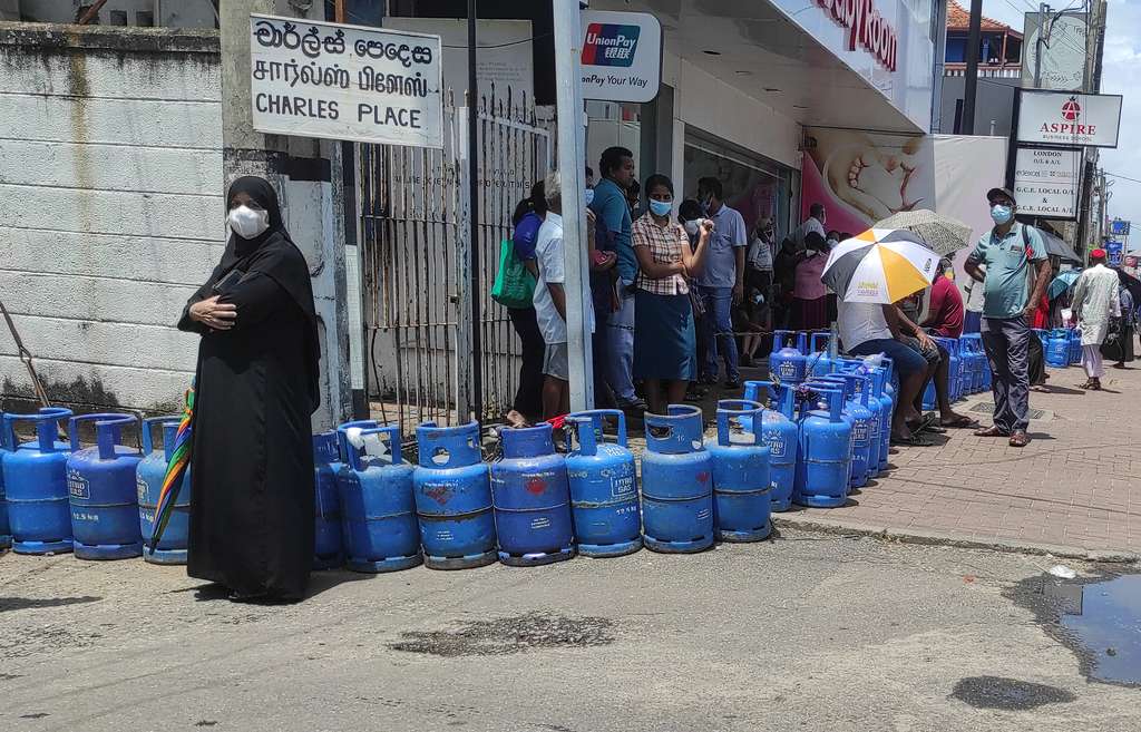 Antrean gas di Sri Lanka Antrean gas di Sri Lanka