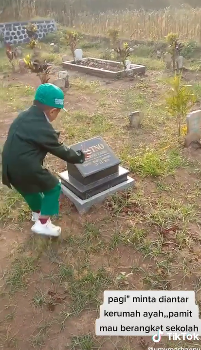 Bocah Ini Berpamitan ke Makam Ayah Sebelum Sekolah, Kisahnya Menguras Air Mata