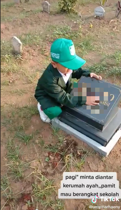 Bocah Ini Berpamitan ke Makam Ayah Sebelum Sekolah, Kisahnya Menguras Air Mata