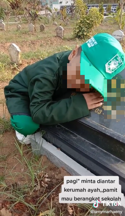 Bocah Ini Berpamitan ke Makam Ayah Sebelum Sekolah, Kisahnya Menguras Air Mata