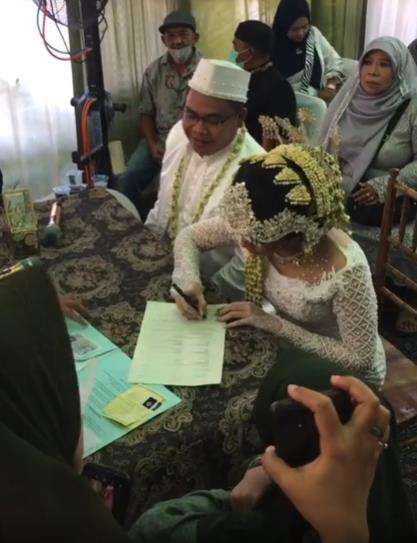 Penghulu ganteng bikin salfok di acara akad nikah.