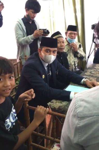 Penghulu ganteng bikin salfok di acara akad nikah.