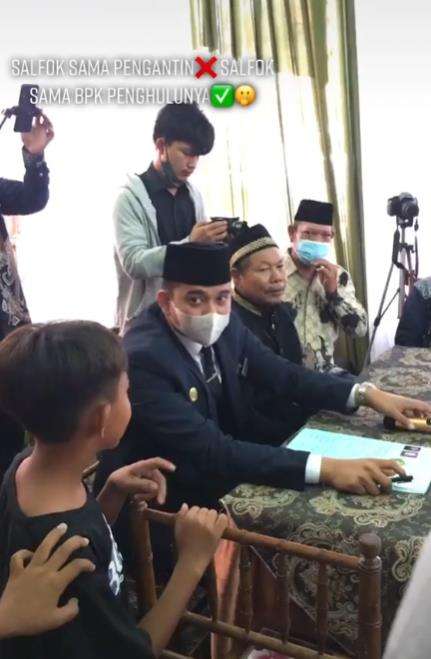 Penghulu ganteng bikin salfok di acara akad nikah.