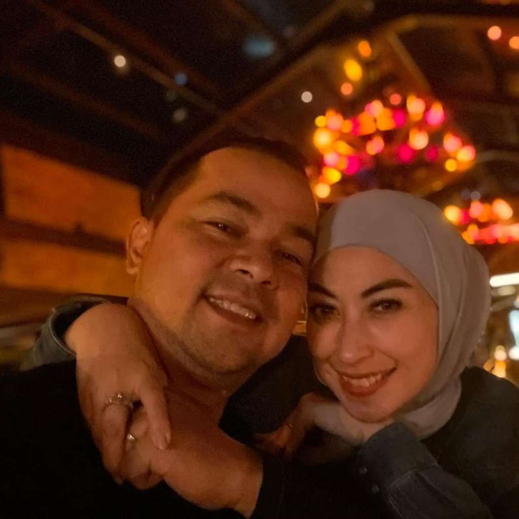 Annisa Trihapsari dan suaminya Sultan Djorghi Annisa Trihapsari dan suaminya Sultan Djorghi