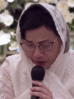 Sri Mulyani tak kuasa menahan tangis saat pengajian menjelang pernikahan putra bungsunya.